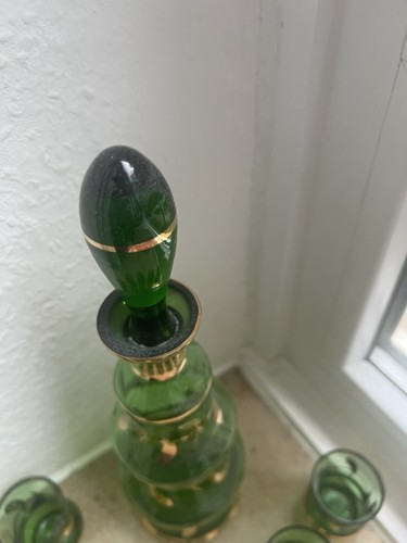 Grüne glaskaraffe mit - glaskaraffe,