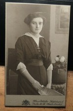 stehendes Mädchen mit