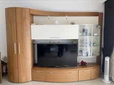 Wohnwand mit Hochschrank und vielen Schubladen und Vitrine