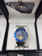 Uhr aus Stahl und blauem