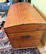Holztruhe mit gerundeten Deckel, alt, guter Zustand, gezapft 