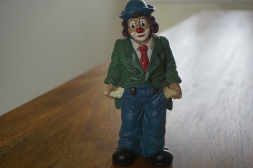 Gilde clown mit leeren taschen - gilde,