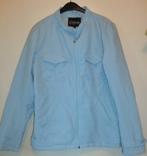 Hellblaue Übergangsjacke