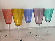 Farbige Weingläser modern