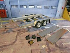 Auto Anhänger Trailer Transporter Hänger Doppelachser Rallye silber NEU IXO 1:18