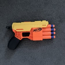 Nerf mit 4 Pfeilen