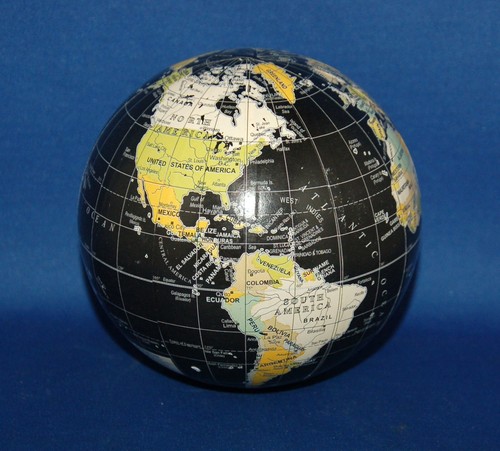 Ein papierbedeckter globus - papierbedeckter,