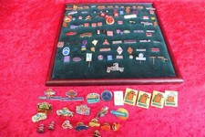 89 alte Anstecknadeln und 23