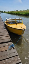Sportboot mit Motor und Trailer 