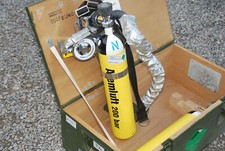 Bundeswehr Atemgerät Pressluftatmer mit 2 Druckluftflaschen in großer Holzkiste