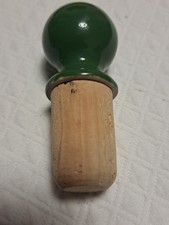 Flaschenverschluss mit einem Korken und einem dunkelgrünen Keramikgriff.