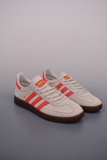 Graue flache Adidas Handball