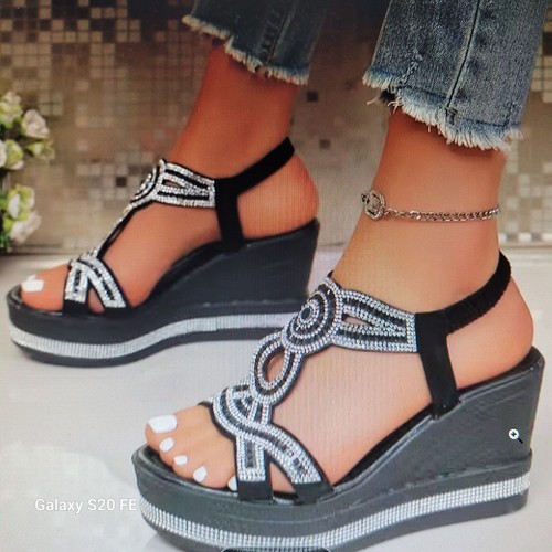 Schwarze keilabsatz sandalen - schwarze,