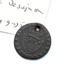 1790 datierter Königswappen