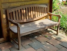 Wunderschöne Teak Holzbank 150cm breit mit weißen Polsterkissen