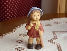 Goebel Nina & Marco Figur Wandererin Mädchen mit Rucksack und Wanderstab