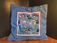 Original besticktes thailändisches Kissen. Sehr guter Zustand. 36 cm.