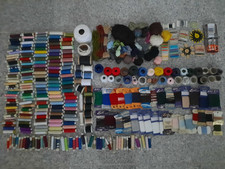 Konvolut aus Omas Nähkiste: Näh-/Stopfgarn, Wolle