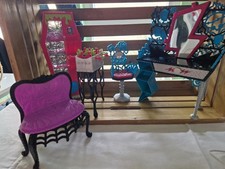 Monster High Konvolut -  Ersatzteile, Möbel, Zubehör, Vintage
