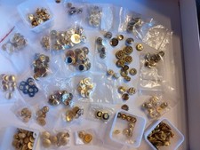 Konvolut Goldfarben Knöpfe. Verschiedene Größen und Formen 