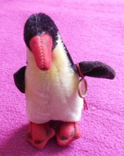 Hermann  Teddy Original Pinguin mit Metallanhänger, ca. 11 cm