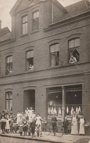 Foto personen vor haus mit - haus,