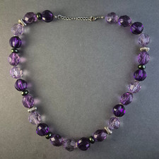 Elegante Glasperlenkette in Violett – Funkelndes Design