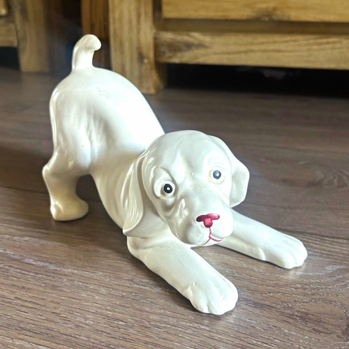 Weiße hundefigur welpe aus - weiße,