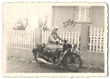 Fotografie Motorrad NSU - D-RAD, Dame mit Schutzbrille auf Krad sitzend 