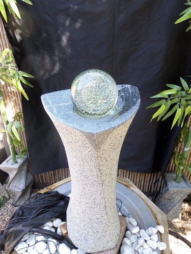 Wasserspiel granitstein mit - wasserspiel,