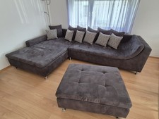Großes Ecksofa mit Hocker in Grau – sehr bequem und gepflegt