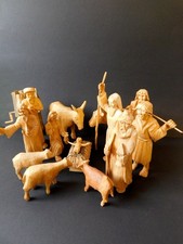 Ein aus Lindenholz und handgeschnitztes, 15-teiliges KRIPPEN - FIGUREN Konvolut