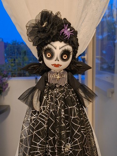 Raffhalter monster doll - raffhalter,