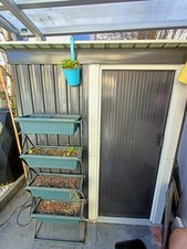 Geräteschuppen Gerätehaus Gartenhaus mit Blumenkasten
