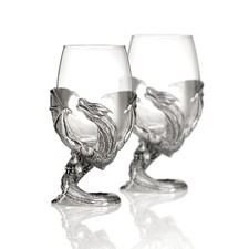 Zwei Weingläser aus