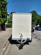 Kofferanhänger mit gebremster Doppelachse.