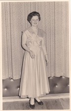 Junge Frau in festlicher Garderobe - Kleid - Mode - Frisur - Feier - s/w