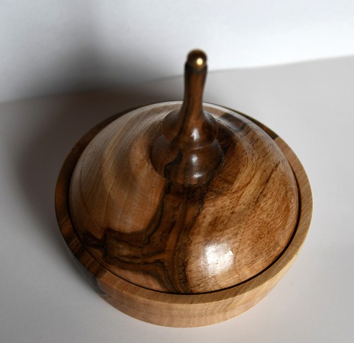Holzdose gedrechselt aus