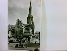 AK Aschaffenburg Main. Stiftskirche. Gebäudeansicht, Brunnen, Person