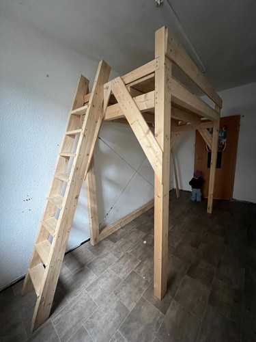 Hochbett freistehend massiv
