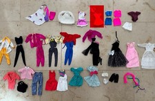 Barbie Kleidung Vintage 80er /90er Kleid, Badeanzug, Pelzmantel, Kleiderbügel…