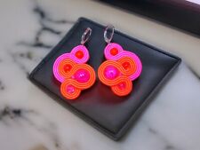 Neon-Ohrringe, hergestellt in