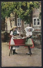 zwei Mädchen in Tracht aus