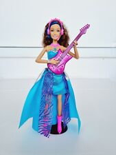 Mattel CMT04 Barbie eine Prinzessin im Rockstar Camp Erika mit Gitarre Puppe