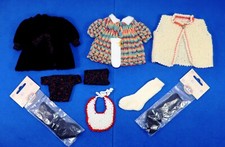 9 Puppenkleider gestrickt