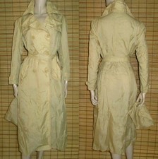 BEIGEFARBENER REGENMANTEL -