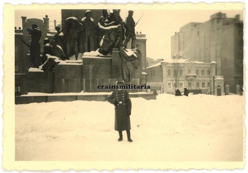 Orig foto soldat bei denkmal - foto,