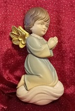 Wandbild Relief Engel hängend betend, Ahorn, Holzschnitzerei gefasst,  20*10 cm.