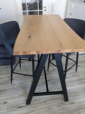 Bartisch mit zwei Barhockern