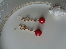 Gold Ohrringe mit Koralle-Kugel, Spirale, 585 Gold Filled